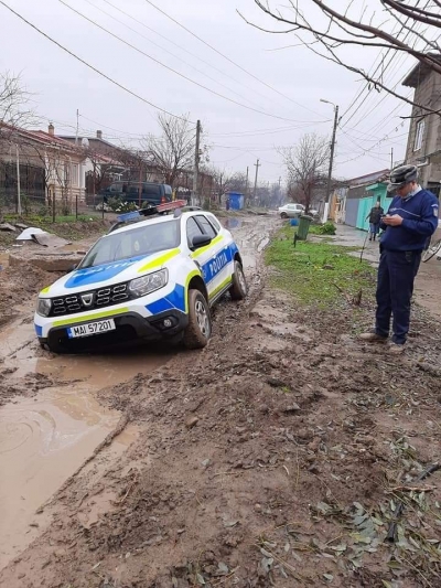 Mașină de poliție împotmolită în noroi, la Brăila (FOTO)