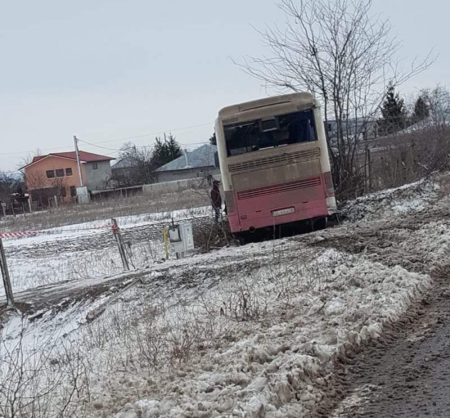 Vitezoman, a intrat cu autobuzul în curtea unei case