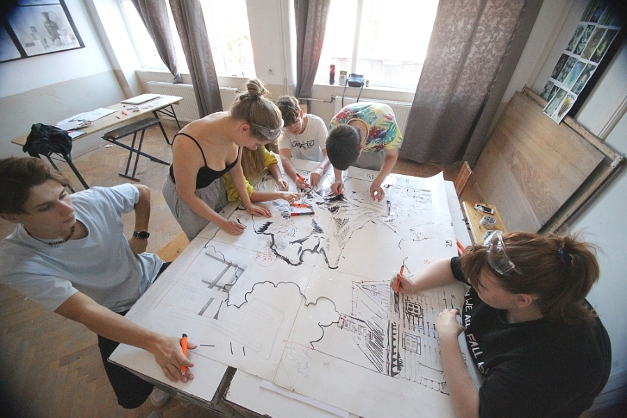 GALERIE FOTO: Tineri pictori din Estonia şi Polonia, în vizită la Liceul de Arte din Galaţi