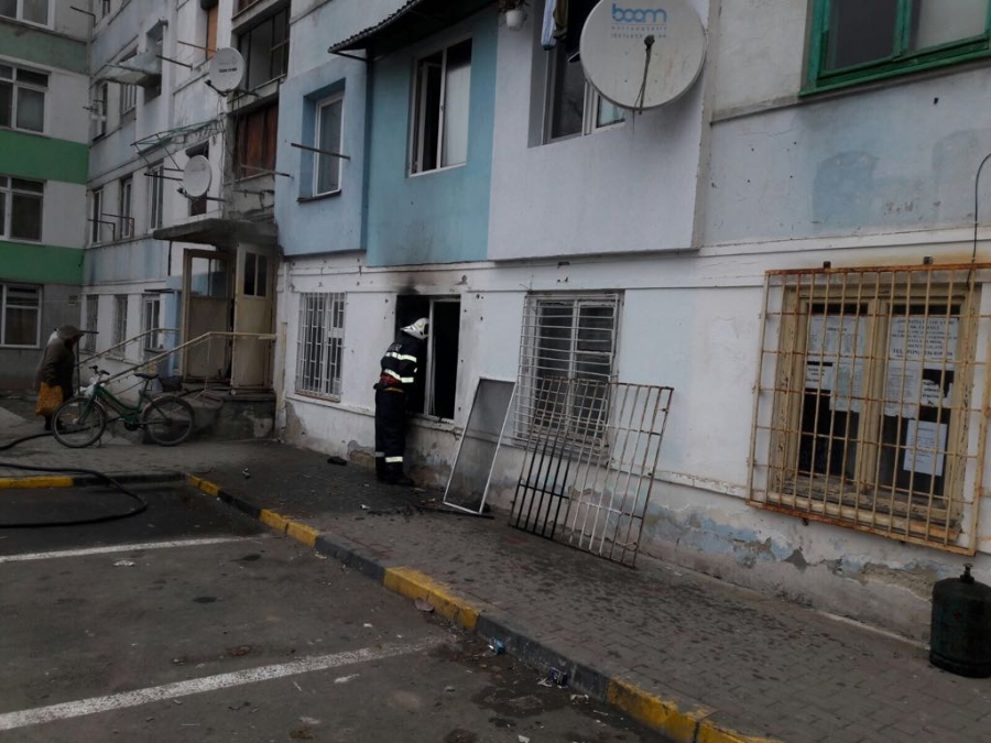 Doi răniţi şi 21 de persoane evacuate după un incendiu la Tecuci