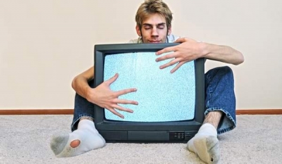Peste 50% dintre românii de la oraş spun că nu se pot imagina fără un televizor în casă