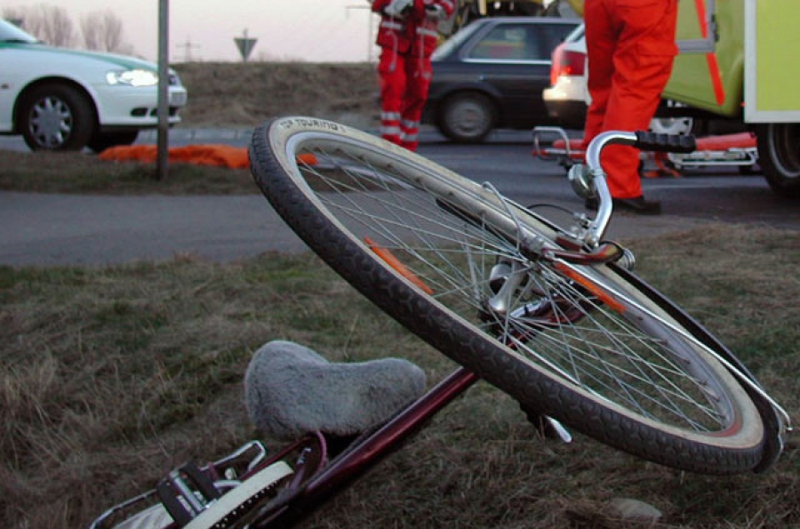 Biciclist lovit mortal de o autoutilitară