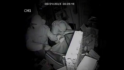 VIDEO | Au spart un magazin, de două ori într-o lună, pentru ţigări