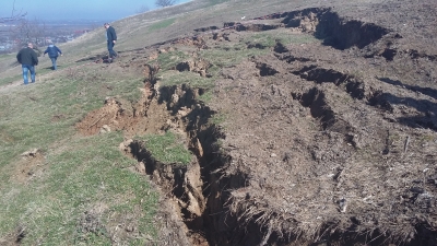 Geologi şi fizicieni, observaţii pe dealul care alunecă spre satul Izvoarele