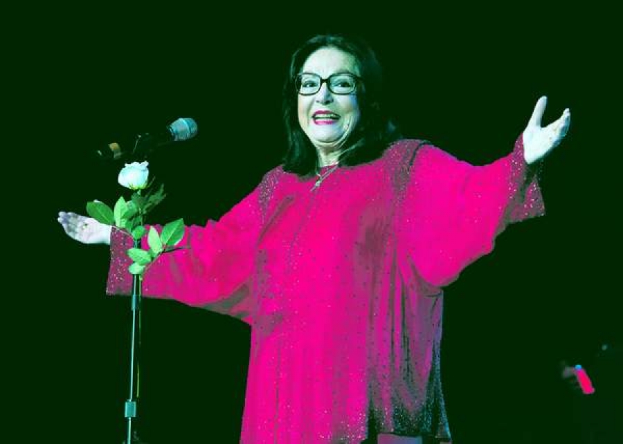 Nana Mouskouri revine pe scenă la 80 de ani