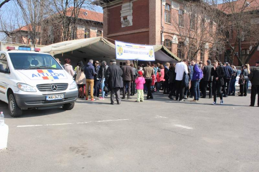 Poliţiştii şi-au arătat „armele” şi au mers în licee să facă „reclamă” profesiei