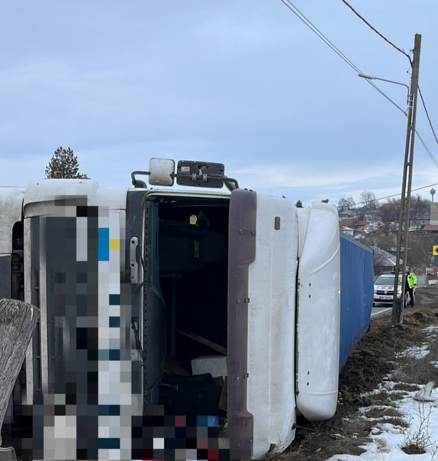 TIR condus de un bărbat din Ucraina răsturnat pe şosea la Tulcea