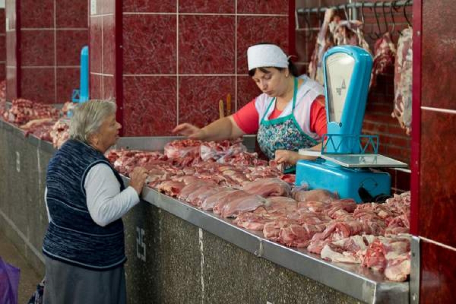 Românii consumă cu 25% mai puţină carne şi mezeluri faţă de acum cinci ani