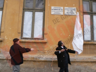 Au fost dezvelite plãcile dedicate personalitãþilor gãlãþene Emil Codreanu ºi Criºan Muºeþeanu