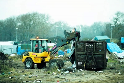 Franţa/refugiaţi: Demolarea „junglei” de la Calais, în a doua săptămână