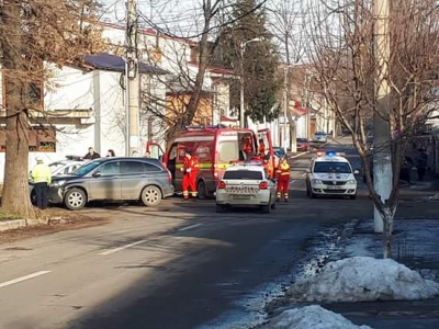 N-a oprit la STOP şi a intrat în maşina poliţiei. Doi poliţişti au fost răniţi