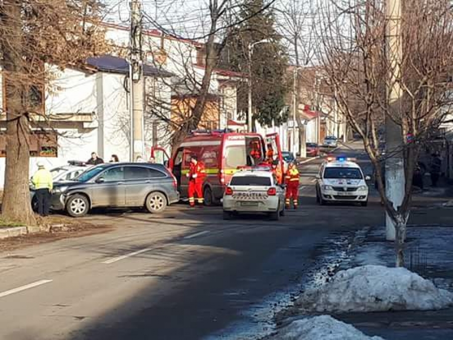 N-a oprit la STOP şi a intrat în maşina poliţiei. Doi poliţişti au fost răniţi