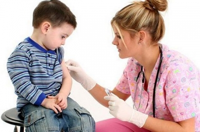 Italia a adoptat o lege care-i obligă pe părinţi să-şi vaccineze copiii