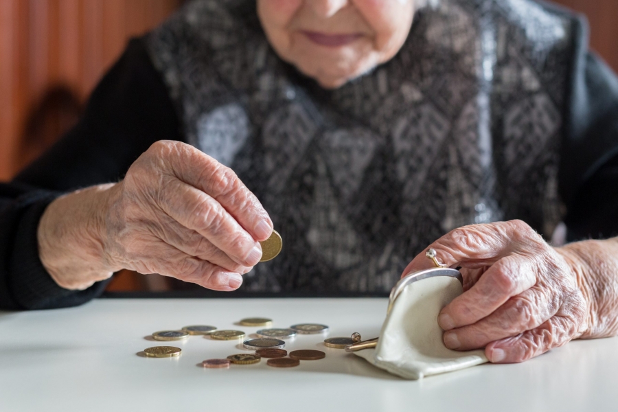 De la 1 ianuarie, se majorează punctul de pensie şi indemnizaţia socială pentru pensionari