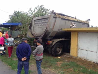 A băgat camionul în gardul unei case