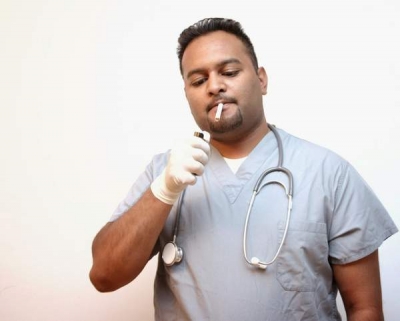 Peste 50% dintre medici fumează