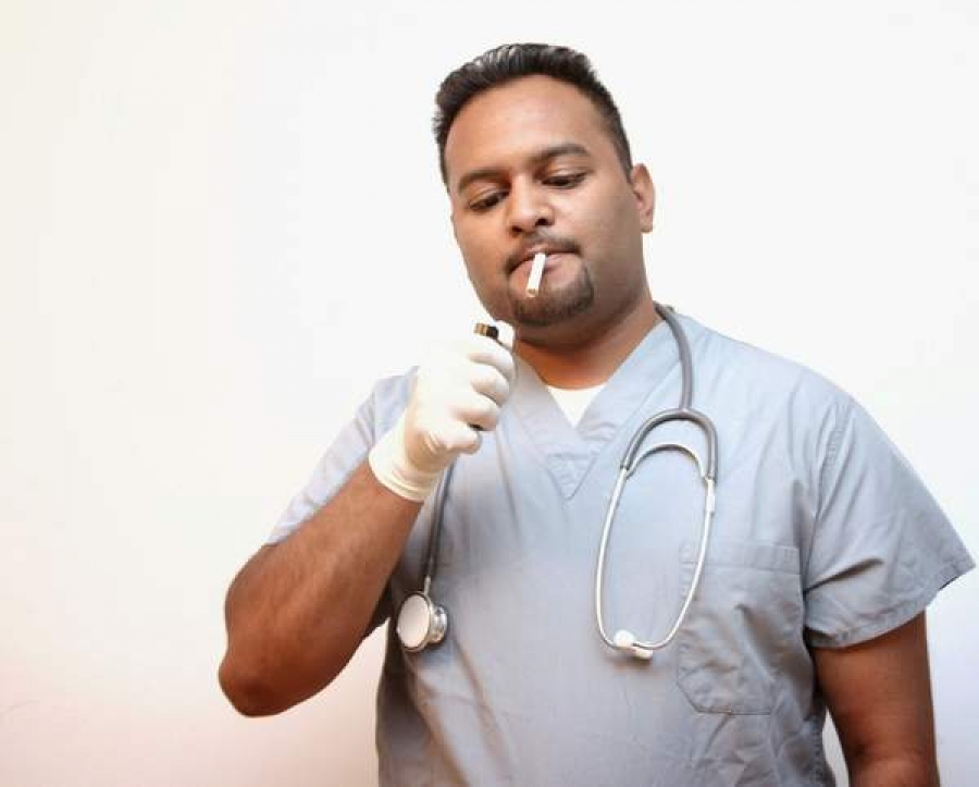 Peste 50% dintre medici fumează