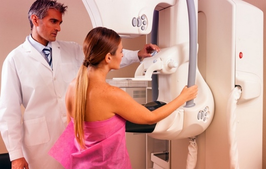 Este recomandat screeningul pentru cancerul mamar între 40 şi 74 de ani