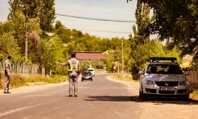 Prins la volan într-o stare avansată de ebrietate
