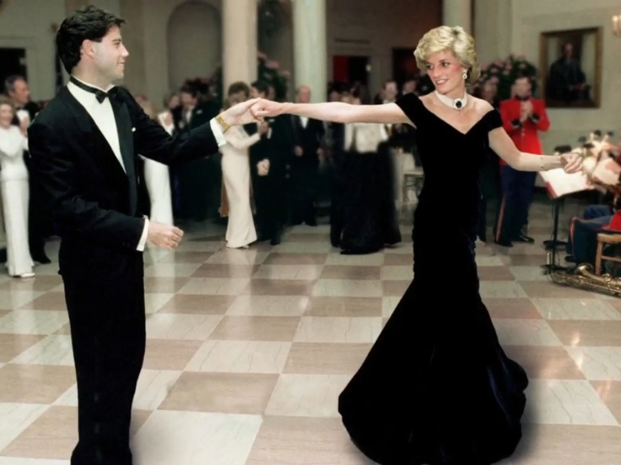Rochia "Travolta" purtată de prinţesa Diana la Casa Albă va fi scoasă la licitaţie