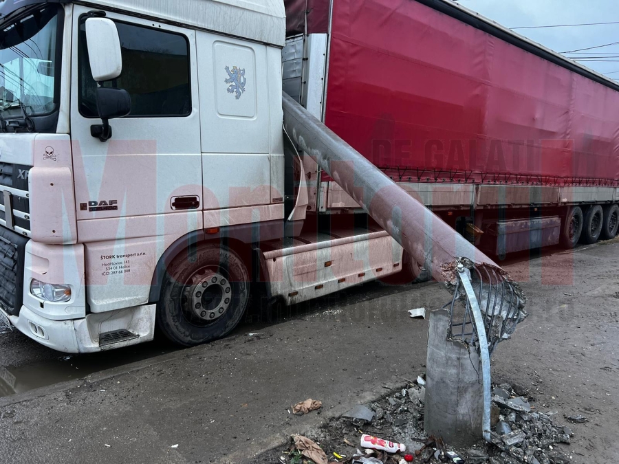 Galaţi: Un stâlp de electricitate a căzut peste un TIR (UPDATE)