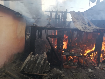 Incendiu la Barboşi: Bătrân de 62 de ani, salvat din flăcări (FOTO/VIDEO)