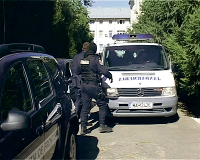 Cinci poliţişti acuzaţi că ajutau traficanţii de ţigări