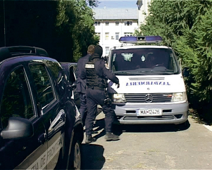 Cinci poliţişti acuzaţi că ajutau traficanţii de ţigări