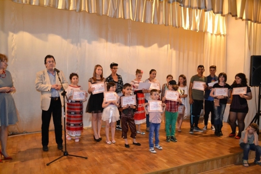 Gala teatrului şcolar din Tecuci şi-a desemnat premianţii