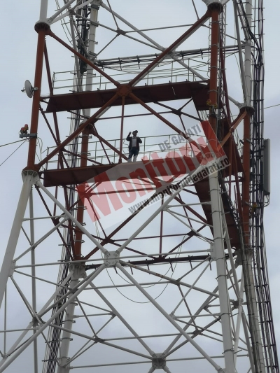 UPDATE | Un bărbat ameninţă că se aruncă de pe antena de la Gara CFR Galaţi