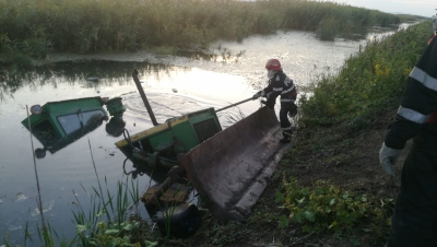 A murit înecat după ce a căzut cu buldozerul într-un canal de irigaţii