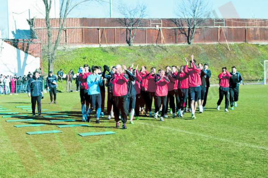 Suporterii roş-alb-albaştrilor s-au săturat de neputinţa fotbaliştilor