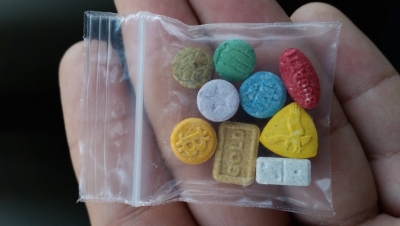 O substanţă cu efecte euforice, întâlnită de obicei sub forma drogului "ecstasy", ar putea vindeca alcoolismul