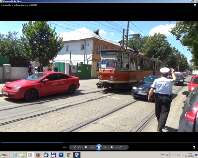 Zeci de sancţiuni pentru cei care opresc sau staţionează pe calea de rulare a tramvaielor