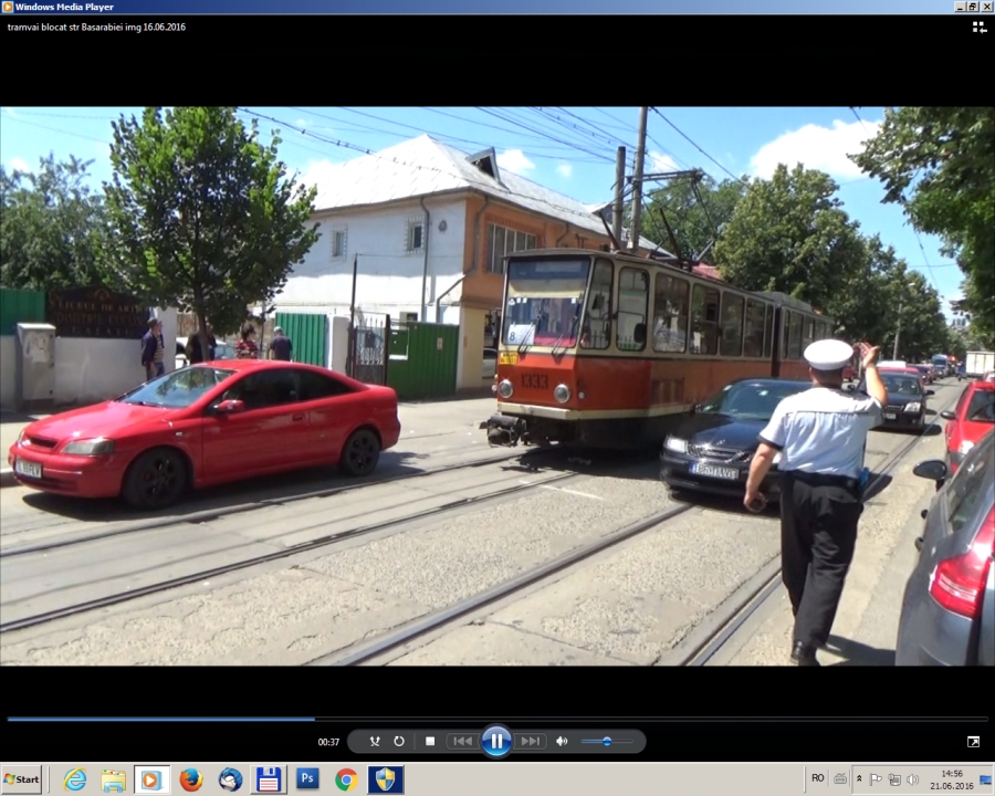 Zeci de sancţiuni pentru cei care opresc sau staţionează pe calea de rulare a tramvaielor