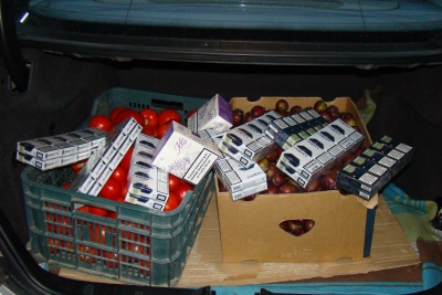 Ţigarete de contrabandă ascunse în lăzi cu fructe