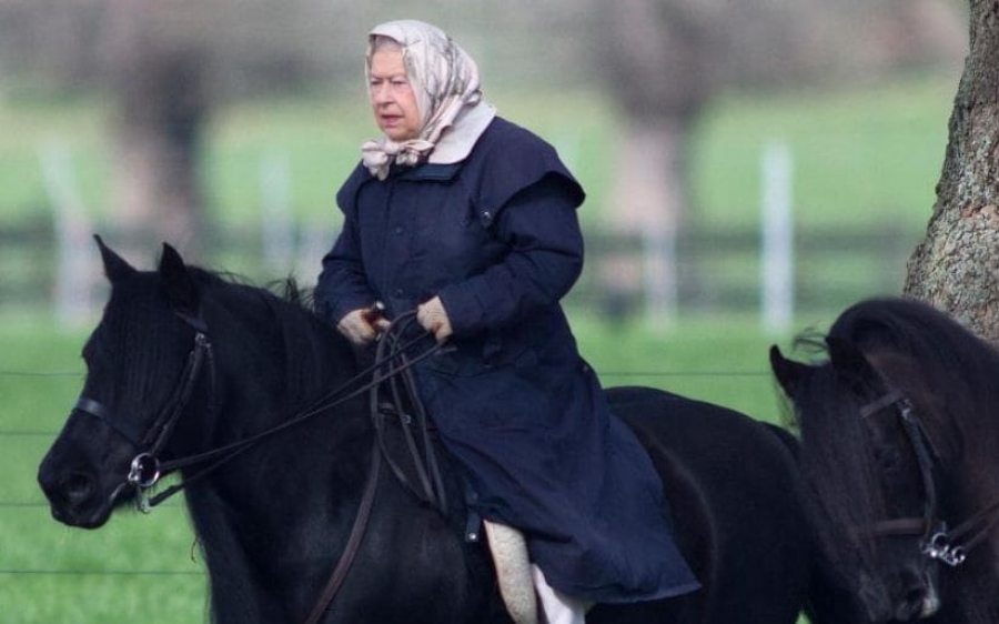 Regina Elisabeta a II-a a Marii Britanii a fost fotografiată călare