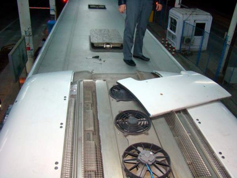 Ţigări ascunse în instalaţia de aer condiţionat a unui autocar