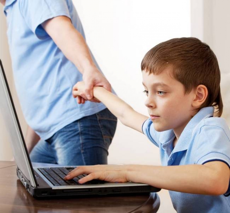 Cum pot părinţii să îşi protejeze copiii de pericolele din mediul online
