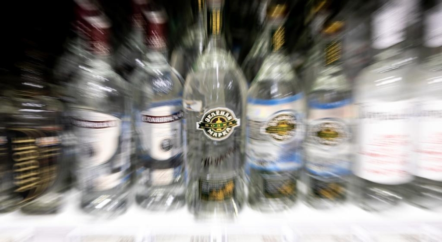 Arestat la domiciliu, s-a dus băut la magazin şi a furat o sticlă de alcool