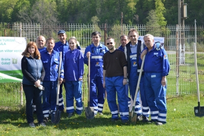 PRO ECO-TUR Galaţi a adunat zeci de jandarmi, poliţişti şi elevi pentru a planta puieţi forestieri