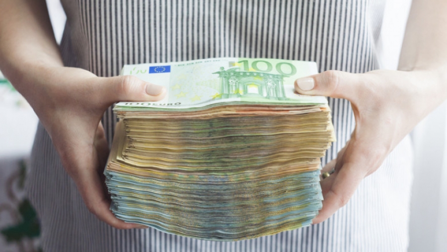 O angajată a furat un milion de euro de la CEC Bank şi i-a donat săracilor
