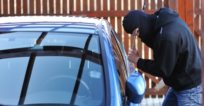 Patru gălăţeni bănuiţi de furt din autoturisme, identificaţi de poliţişti
