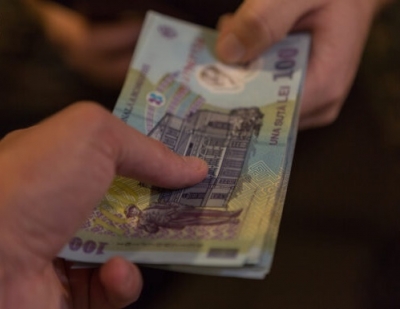 A dat şpagă pentru un post la un cabinet notarial, dar s-a ales cu dosar penal