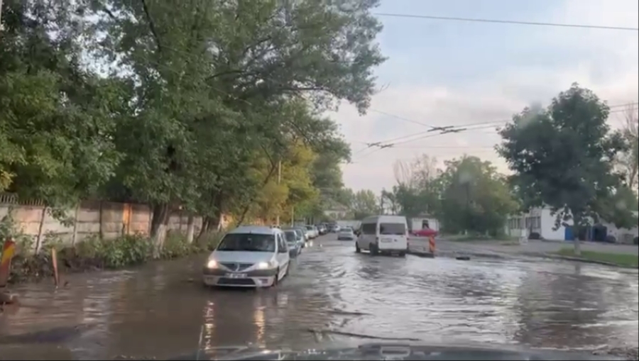 Galaţi: Ploaia torenţială a inundat şosele, iar furtuna a pus copaci la pământ (FOTO/VIDEO)