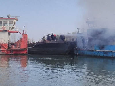 Incendiu puternic la bordul unei nave dintr-un convoi al NAVROM Galaţi.