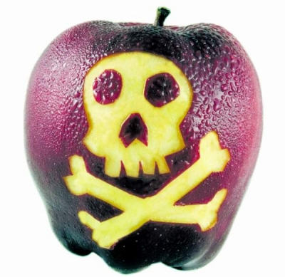 Ce riscaţi dacă mâncaţi fructe tratate cu pesticide?