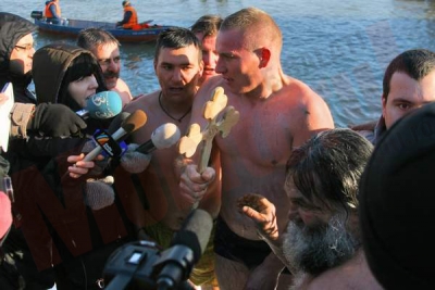 Curajosul care a prins Crucea Bobotezei a făcut-o pentru sora lui