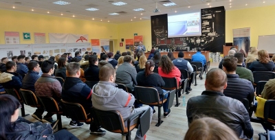 300 de gălăţeni, interesaţi să lucreze în Combinat