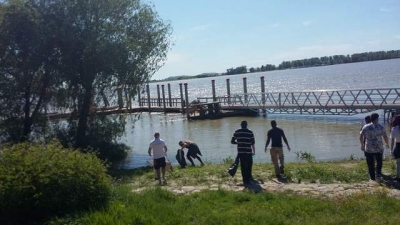 Soldaţii americani şi liceenii au curăţat gunoaiele de pe Faleza Dunării